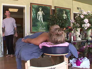 Notgeile Blondine 23 Jahre wird nach massage hart gefickt