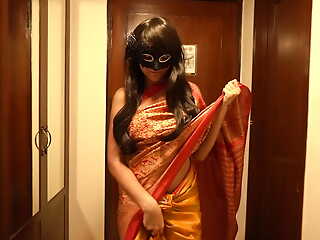 Desi girl looking hot in an Indian saree and ready to fuck hard