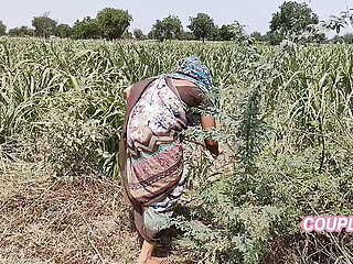 Komal was weeping almost the sugarcane field, the owner secretly came and caught and fucked the house.